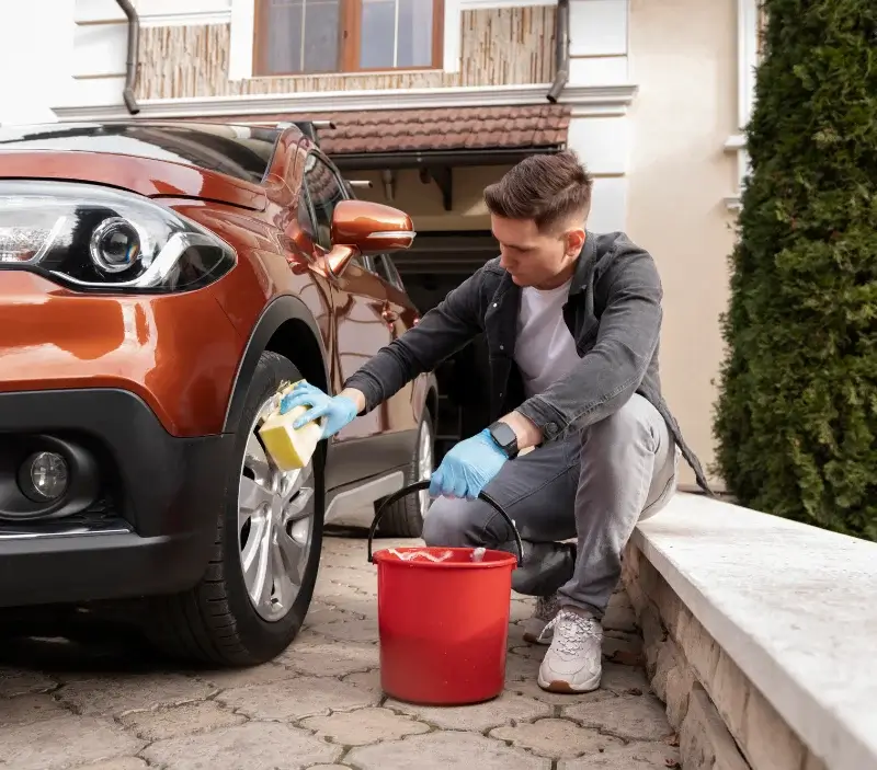 Lavage auto à domicile Loire Atlantique : professionnel intervenant sur un véhicule